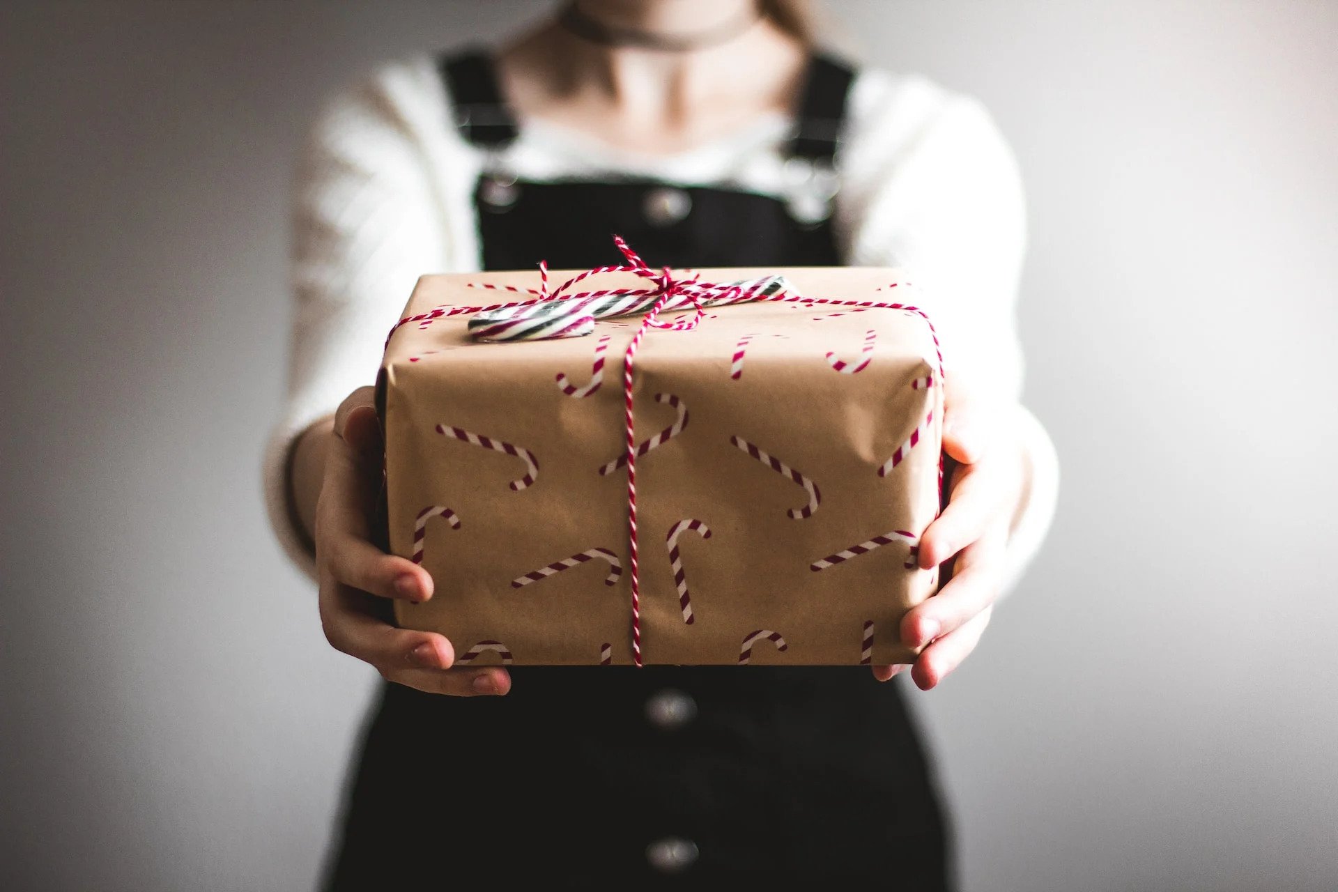 Sending Gifts Anonymously | Things to Keep in Mind